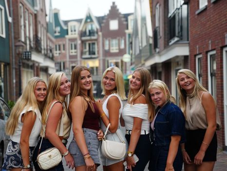 Kim Holland vermogen: zo bouwde ze haar geschatte miljoenen op