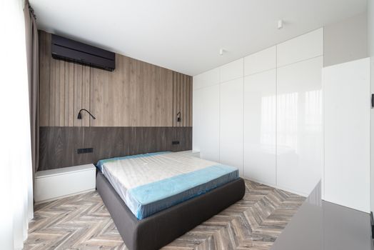 Slaapkamer in Wijchen met moderne airco boven het bed tijdens een warme zomernacht
