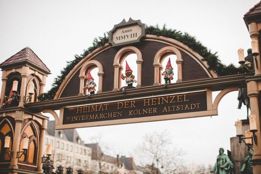 Kerstmarkt Wijchen met verlichte kraampjes en bezoekers op de Markt bij Kasteel Wijchen in december