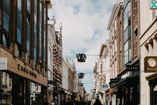 Koopzondag Wijchen in het centrum rond de Markt met open winkels en winkelend publiek