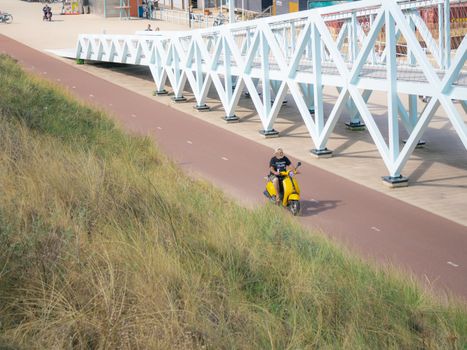 Sfeervol straatbeeld in Wijchen met terrassen, winkels en mensen die genieten van een ontspannen dagje uit