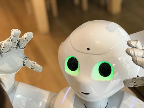 Slimme robot in een moderne ruimte die laat zien hoe technologie scholen, zorg en bedrijven in Wijchen kan helpen