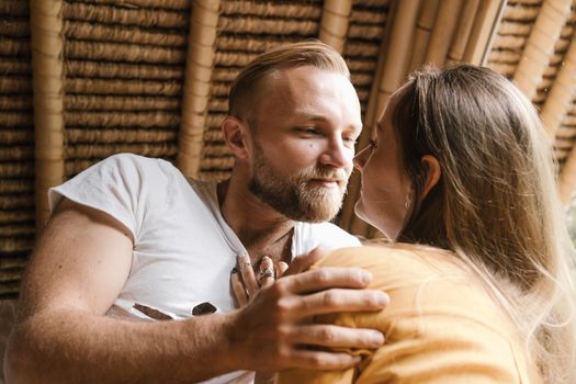 Tobias Camman tijdens een publiek optreden, passend bij een artikel over wat bekend is over zijn vriendin