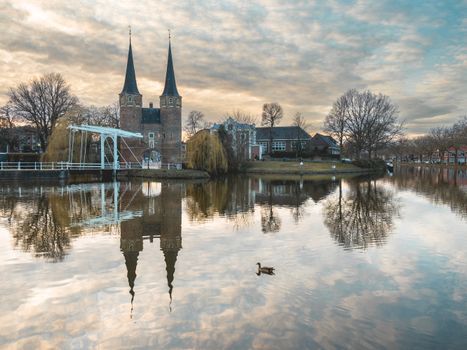 Centrum van Wijchen met Kasteel Wijchen, winkels en terrassen op een drukke marktdag