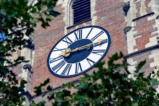 Zomertijd 2026 in Wijchen met klok op de Markt en ochtendlicht bij station Wijchen