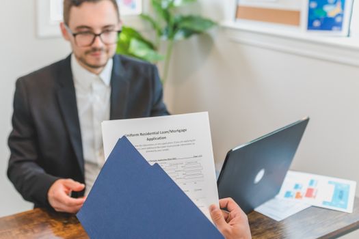 Starter en doorstromer in Wijchen bespreken hypotheekopties met een adviseur aan tafel