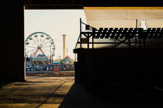 Avondbeeld van kermis Wijchen op de Markt met attracties, lichtjes en publiek in het centrum