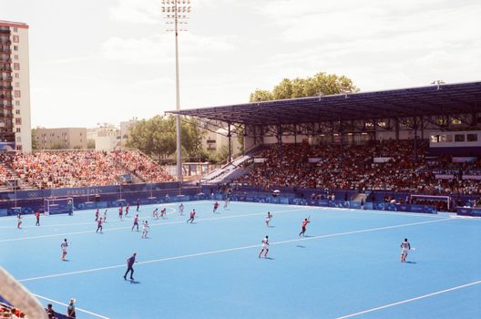 Olympische spelen live op tv in een woonkamer in Wijchen met kijkers in oranje