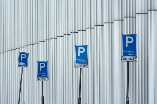Straat in centrum van Wijchen met geparkeerde auto's en borden voor parkeervergunning Wijchen