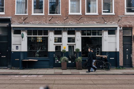 Terras en gevels van een restaurant Wijchen in het centrum bij avondlicht