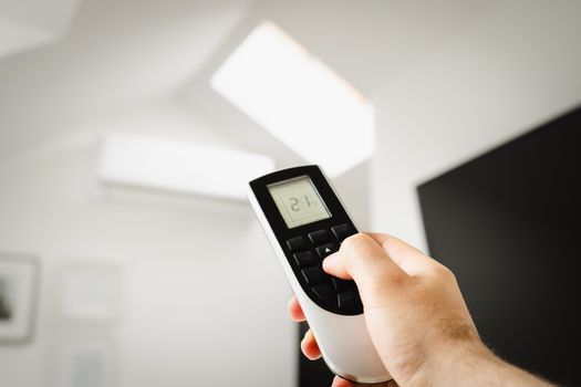 Moderne split unit airco met binnenunit in woning en buitenunit aan gevel in Wijchen
