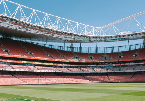 Stand premier league op tv-scherm met focus op Liverpool en Europese plekken, bekeken door fans in Wijchen