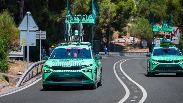 Telefoon met live koerskaart voor tour de france vandaag op een terrastafel in het centrum van Wijchen
