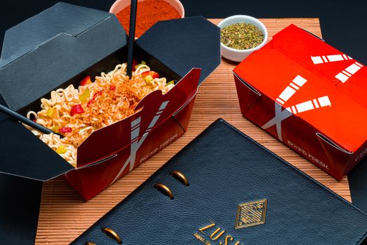 Asia Wijchen afhaal menu met bakjes nasi, bami en saté op een afhaalbalie in het centrum van Wijchen
