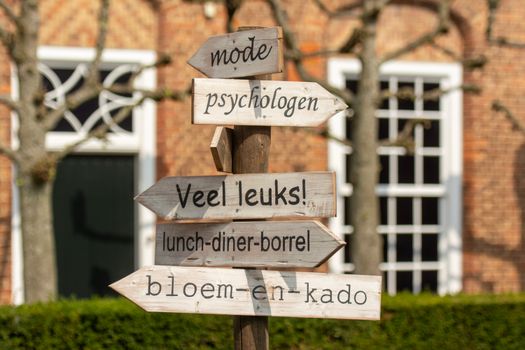Promobeeld van Een van ons met nadruk op de cast en de donkere, spannende sfeer van de serie