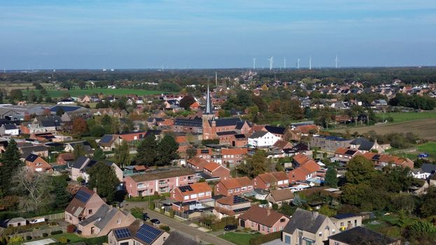 Zakelijke straat in Wijchen met gesloten winkelpand als illustratie bij faillissement en lokale economie