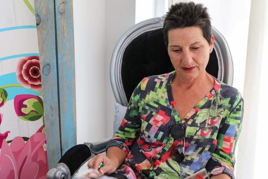 Portretillustratie bij een profielartikel over Ghislaine van Ieperen, media-aandacht en zoekgedrag in de context van Wijchen