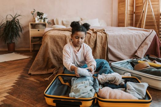 Open koffer met complete inpaklijst vakantie, kleding, handbagage en techspullen voor verschillende soorten reizen