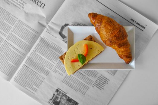 Gezond ontbijt met havermout, fruit en koffie op tafel in Wijchen