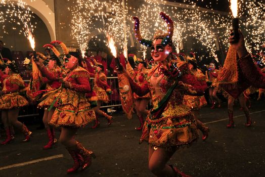 Publiek in het centrum tijdens optocht Wijchen 2026 met kleurrijke carnavalswagens en feestvierders