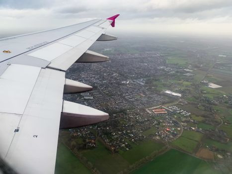 Consument uit Wijchen bekijkt op telefoon hoe airmiles sparen en inwisselen werkt