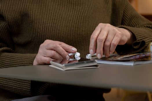 Apple AirTag 2 naast sleutels en een rugzak op een tafel, met focus op dagelijks gebruik in Wijchen