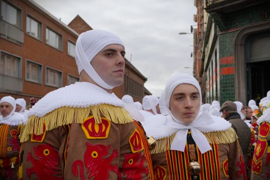 Zomerse festivalsfeer aan de Berendonck in Wijchen met water, muziek en bezoekers in trendy outfits