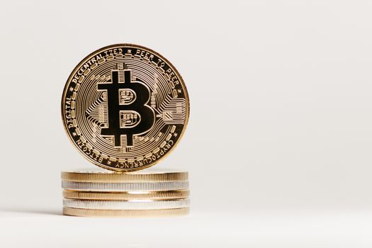 Grafiek van de bitcoin koers op een smartphone met financiële aantekeningen op tafel in Wijchen