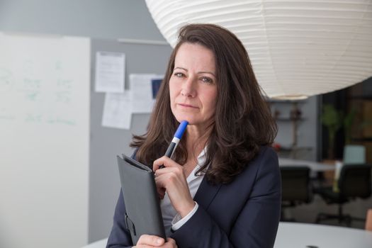Denise Boekhoorn tijdens een stijlvol publiek optreden op een evenement