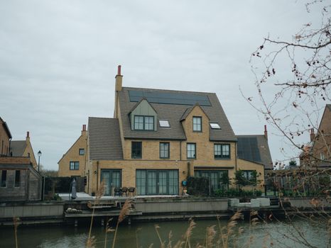 Huishouden in Wijchen vergelijkt energieleveranciers voor zonnepanelen en terugleverkosten in 2026