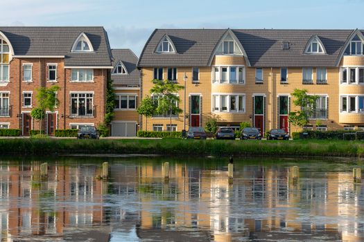 Starter bekijkt berekening van hypotheekrenteaftrek bij het kopen van een woning in Wijchen