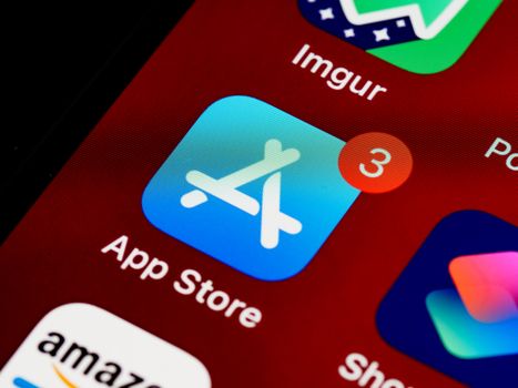 iPhone met iOS update-scherm op tafel in een woning in Wijchen