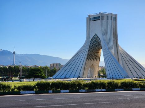 Scherm met iran nieuws en kaart van het Midden-Oosten als actueel overzicht voor lezers in Wijchen