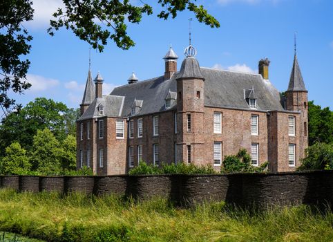 Bezoekers op het plein bij Kasteel Wijchen tijdens kasteelfeesten wijchen met podium en terrassen