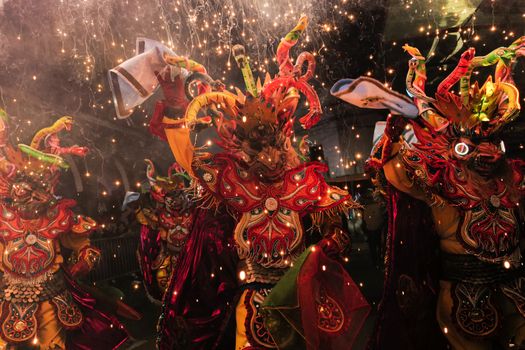 Feestende mensen in oranje tijdens een Koningsdagfestival in Nederland
