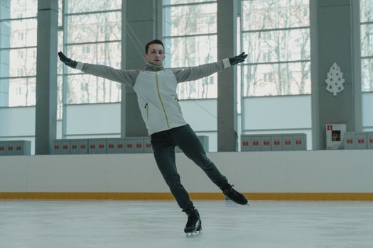 Kunstschaatsen mannen olympische winterspelen 2026 met schaatser tijdens een sprong op de olympische ijsbaan