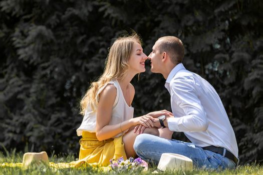 Stel wandelt hand in hand door het centrum van Wijchen tijdens een ontspannen date