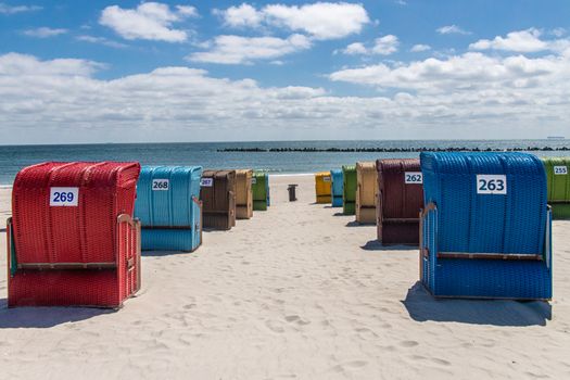 LINDA Vakantieboek 2026 op een tafel met zonnebril, koffie en zomerse lifestyle-accessoires