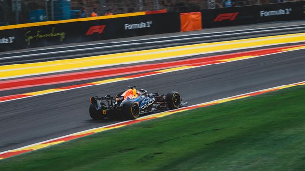 Max Verstappen als sport- en mediapersoonlijkheid in een actueel achtergrondbeeld voor 2026