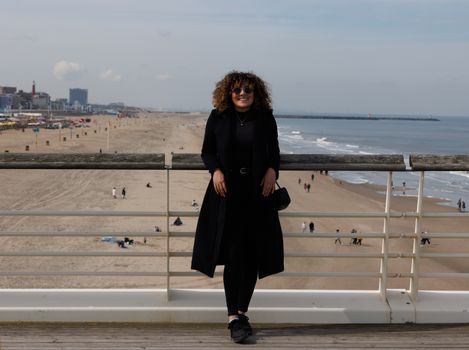 Nikkie Plessen als ondernemer en stijlicoon in een modieuze zakelijke outfit