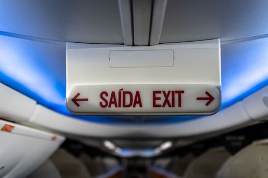 Saida Magge als vertrouwd nieuwsgezicht in een moderne newsroom vol schermen en data