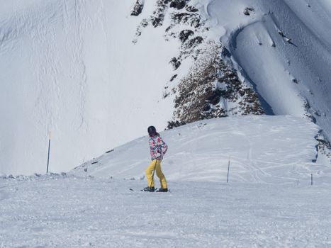 Snowboarder tijdens slopestyle mannen op de Olympische Winterspelen 2026 met sprong boven het parcours
