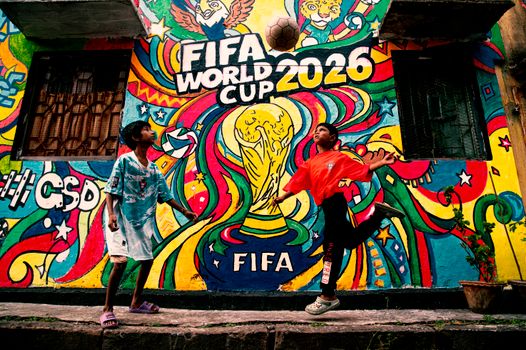Mobiel met stand fifa wk 2026 in beeld terwijl voetbalfans in Wijchen een wedstrijd volgen