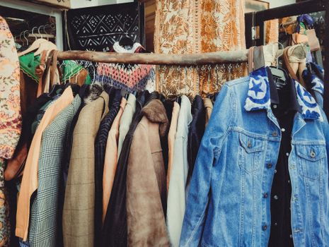 Centrum van Wijchen met etalage van een tweedehands winkel Wijchen vol kleding, boeken en woonaccessoires