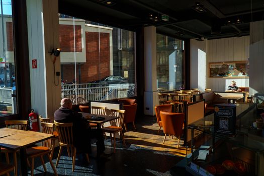 Tv-scherm in een café in Wijchen met Vandaag Inside tijdens een avonduitzending