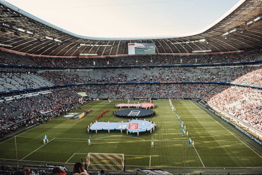 Voetbal vandaag live op een scherm in Wijchen tijdens een avondwedstrijd