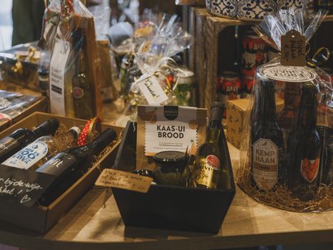 Winkelend publiek tijdens wijchen koopzondag in het centrum bij de Markt en Touwslagersbaan