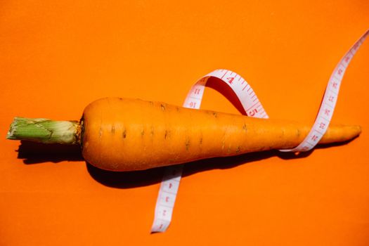 Wortels op een keukentafel met gezonde lunchspullen als beeld bij een artikel over het worteldieet in Wijchen